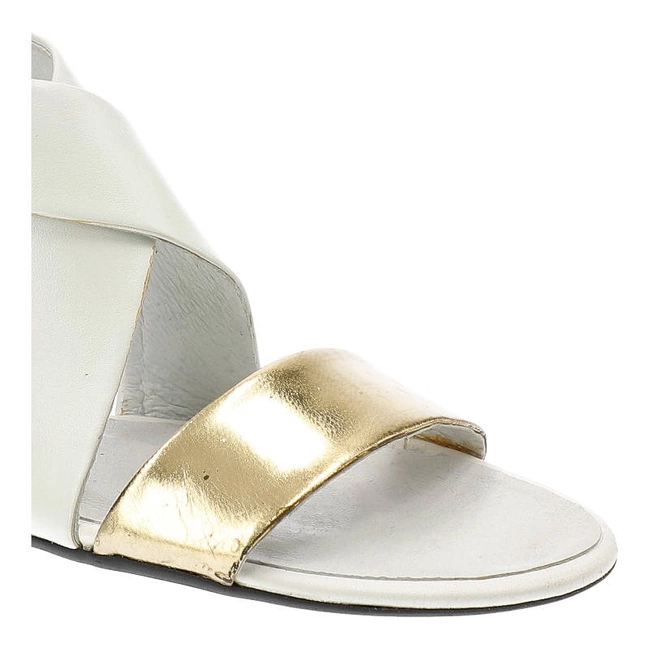 Sandále Carinii - B2197_-B03-B15-000-891 Nappa Brasile Bianco / Lustro Złoto